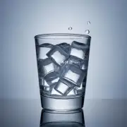 一杯水可以被分成很多个小小的部分吗?如果可以的话你能想象这些小部分是如何影响整个杯子的形状和容量的吗?